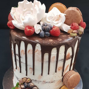 naked cake with chocolate drip