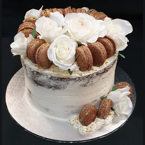 naked cake with macaroons